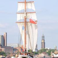 2650_8182 Segelschiff unter Segeln auf der Elbe; St. Michaelis Kirche. | Hafengeburtstag Hamburg - groesstes Hafenfest der Welt